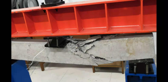 钢筋混凝土梁破坏性结构实验 2.png 钢筋混凝土梁破坏性结构实验 2.png