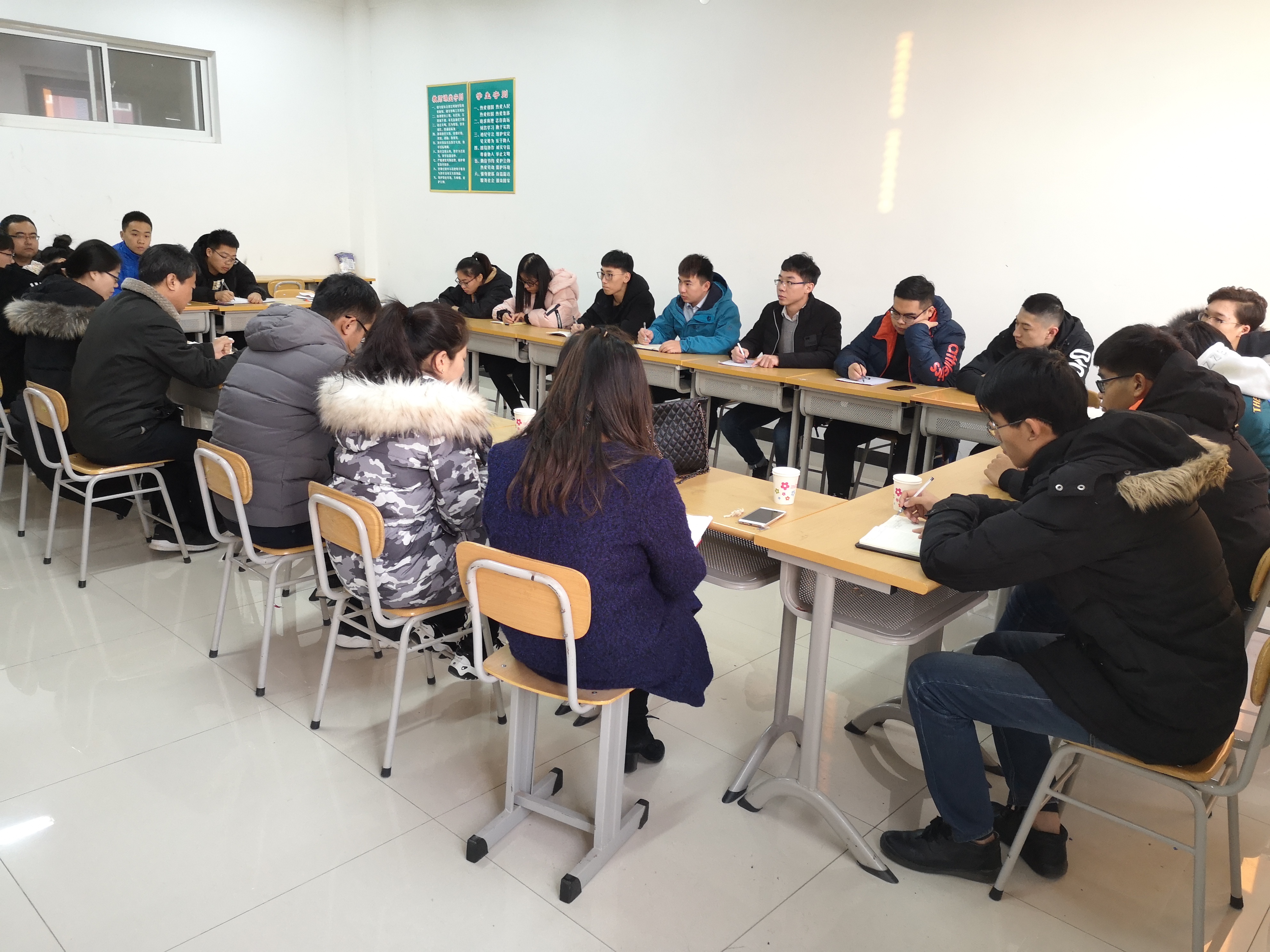 紧抓学风建设,落实安全教育2.jpg 紧抓学风建设,落实安全教育2.jpg